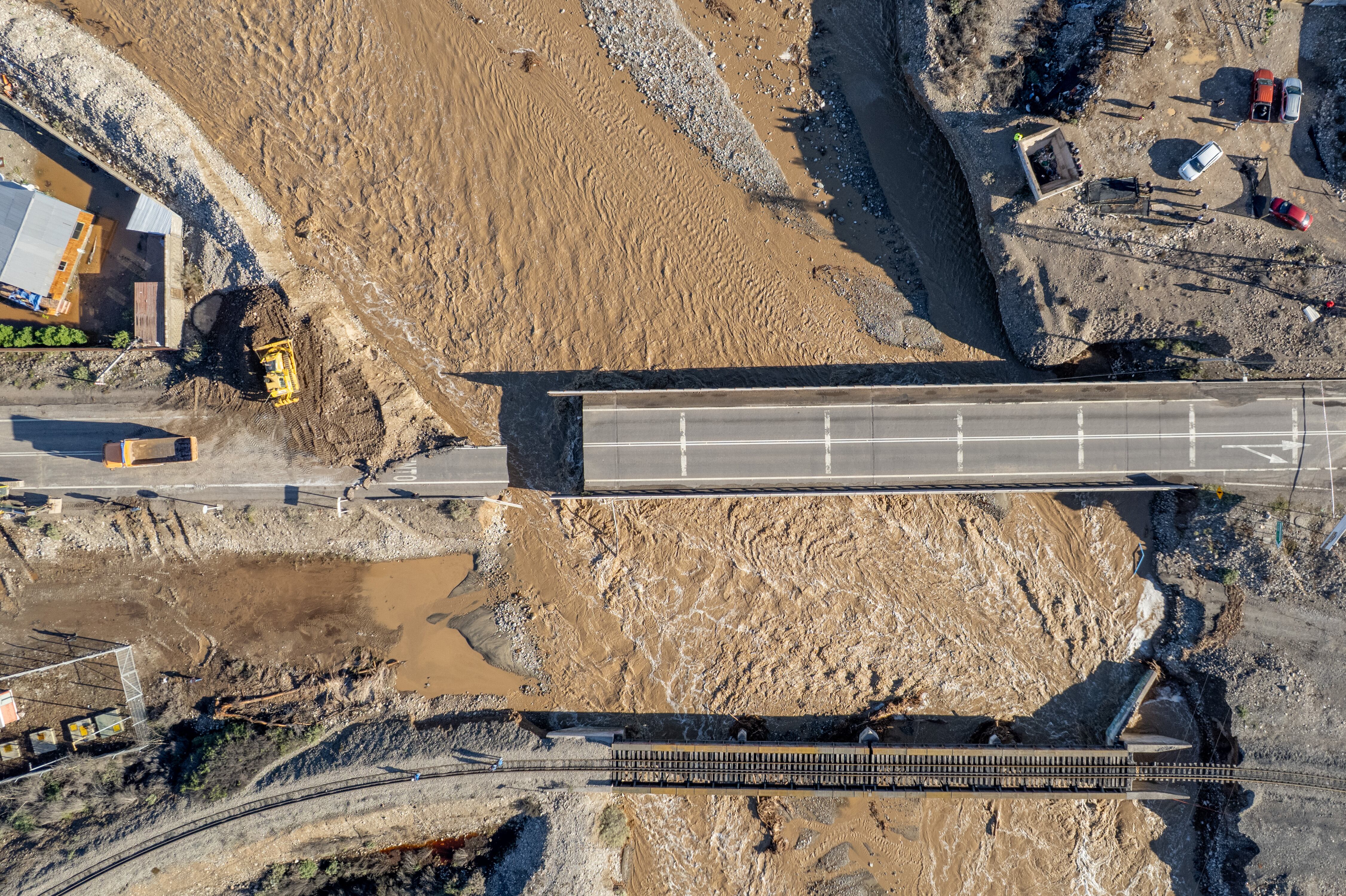 21 de julio de 2026/FREIRINA
Vista aérea del puente Maitencillo en la comuna de Freirina, tras el colapso que sufrió debido a la crecida del río Huasco por la activación de la quebrada Agua Verde, producto de las intensas lluvias que afectaron a diversas regiones del país.
FOTO: LUCAS AGUAYO/AGENCIAUNO