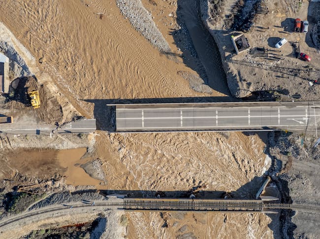 21 de julio de 2026/FREIRINA
Vista aérea del puente Maitencillo en la comuna de Freirina, tras el colapso que sufrió debido a la crecida del río Huasco por la activación de la quebrada Agua Verde, producto de las intensas lluvias que afectaron a diversas regiones del país.
FOTO: LUCAS AGUAYO/AGENCIAUNO