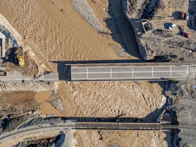 21 de julio de 2026/FREIRINA
Vista aérea del puente Maitencillo en la comuna de Freirina, tras el colapso que sufrió debido a la crecida del río Huasco por la activación de la quebrada Agua Verde, producto de las intensas lluvias que afectaron a diversas regiones del país.
FOTO: LUCAS AGUAYO/AGENCIAUNO