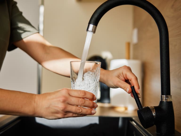 Por hasta 15 horas: Aguas Andinas anuncia cortes de agua en Santiago este jueves 23 de abril en 8 comunas