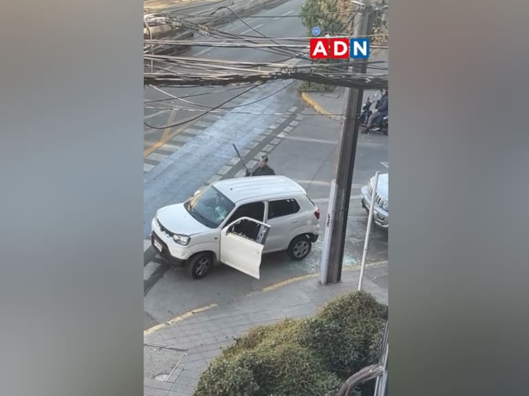 “Podemos observar cómo la rabia y la agresión escalan”: conductores se destruyen mutuamente los autos tras presunto choque en Providencia