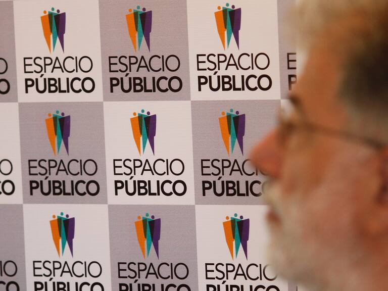 11 de ENERO del 2017/SANTIAGOEduardo Engel(i), presidente del centro de estudios Espacio Pblico, y Mathias Klingenberg(d), subgerente de Ipsos Public Affairs, dieron a conocer los resultados de la encuesta sobre nuevas reglas de campaa y participacin electoral, elaborada en conjunto entre Espacio Pblico e Ipsos, cuyo objetivo fue Òconocer la percepcin ciudadana sobre la implementacin de las nuevas reglas de campaa y las principales razones de la baja participacin en las recientes Elecciones Municipales 2016 FOTO:FRANCISCO FLORES SEGUEL/AGENCIAUNO