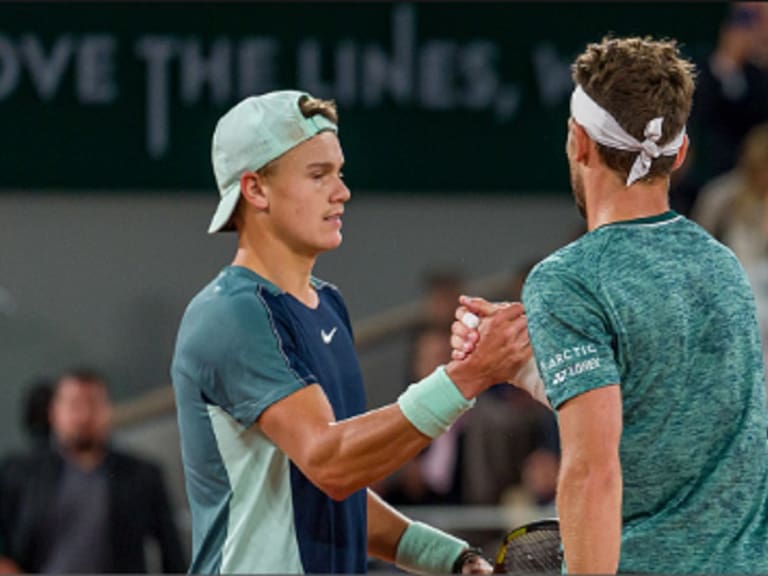 La tremenda polémica que protagonizaron Holger Rune y Casper Ruud tras su partido por los cuartos de Roland Garros