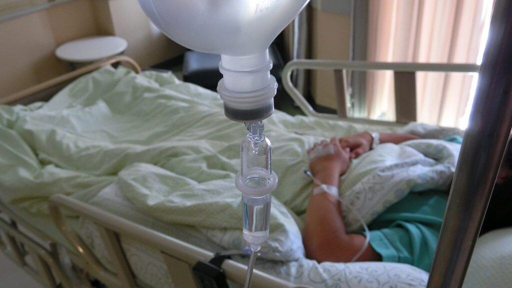 Asian women are giving brine, water droplets in the patient's room