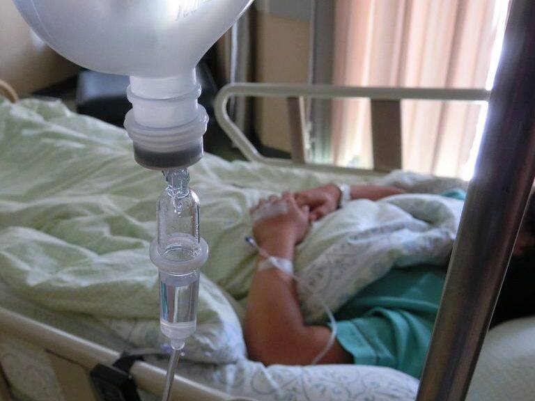 Asian women are giving brine, water droplets in the patient's room