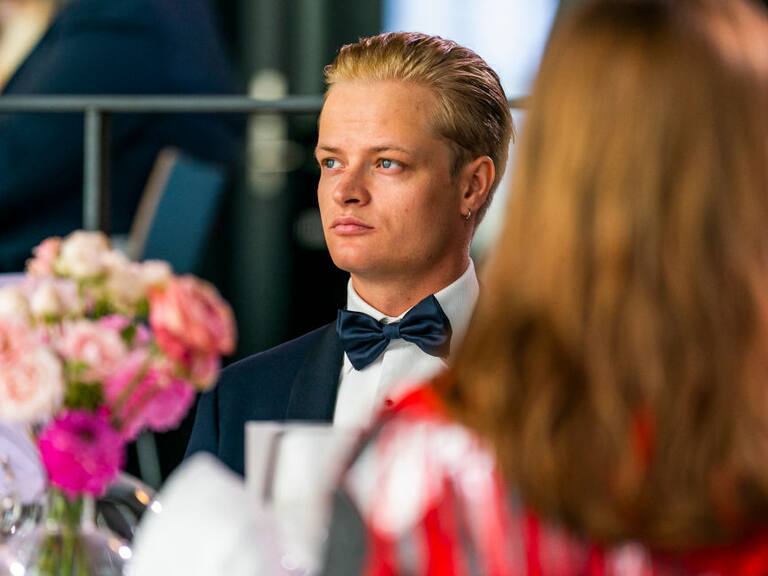 Tiene 28 años, es príncipe de Noruega y está acusado de 32 delitos: violación, violencia y amenazas de muerte