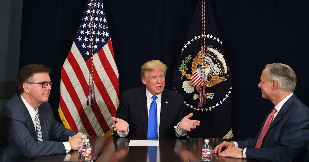 Dan Patrick participa de una reunión con el gobernante republicano Donald Trump