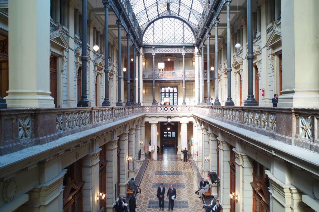 El interior de la sede del Palacio de Tribunales en Santiago de Chile