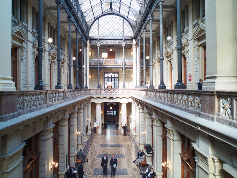 El interior de la sede del Palacio de Tribunales en Santiago de Chile