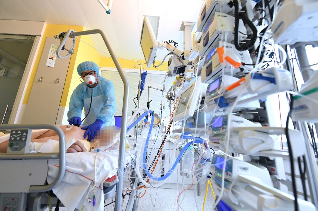 Trabajador de la salud atiende a paciente Covid-19 en un hospital de Austria