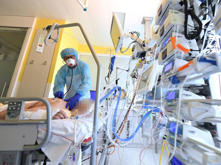 Trabajador de la salud atiende a paciente Covid-19 en un hospital de Austria