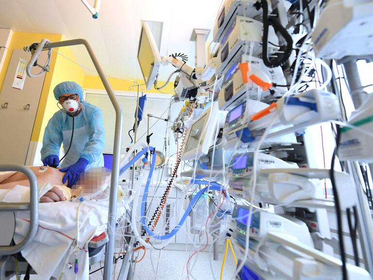 Trabajador de la salud atiende a paciente Covid-19 en un hospital de Austria