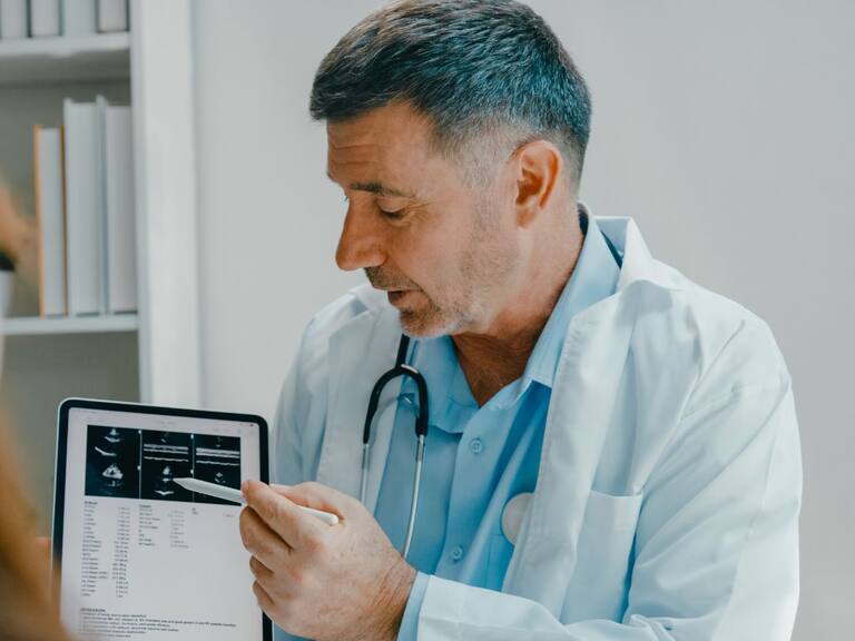 Investigación descubre los dos hábitos que reduciría a la mitad el riesgo de padecer cáncer