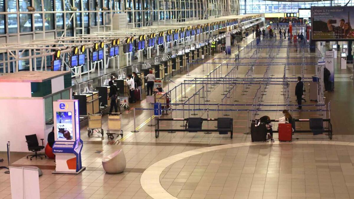 Apertura de Fronteras, Aeropuerto de Santiago
