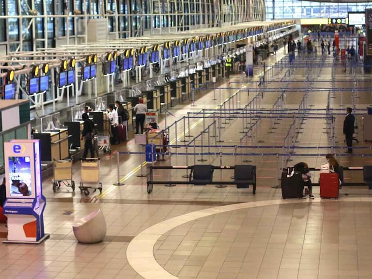 Apertura de Fronteras, Aeropuerto de Santiago