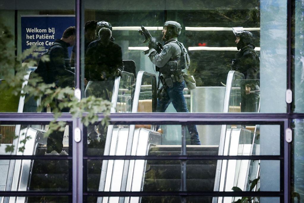 Policías en la Clínica Universitaria Erasmus por tiroteo en Países Bajos