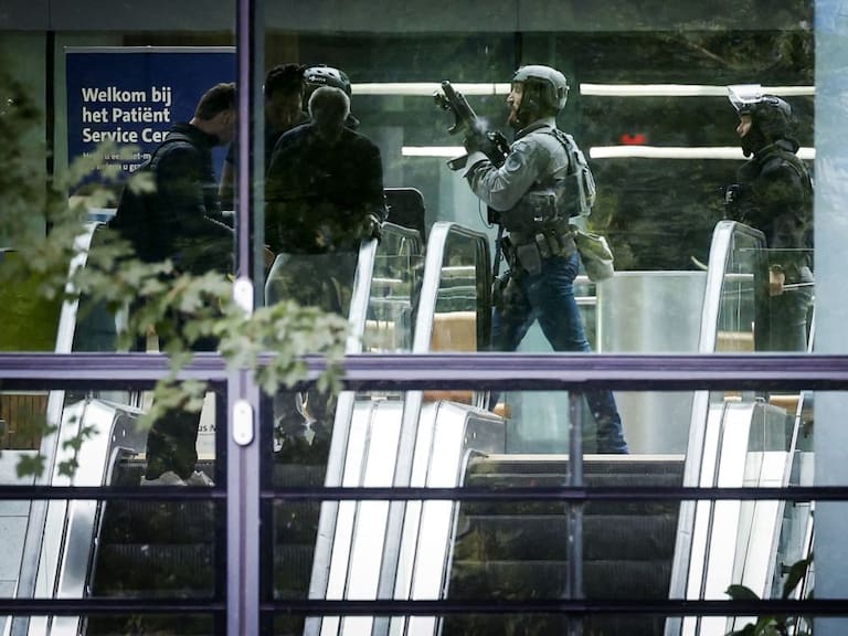 Policías en la Clínica Universitaria Erasmus por tiroteo en Países Bajos