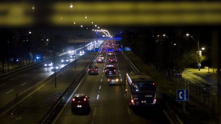 13 de Septiembre de 2013/SANTIAGOCon normalidad se presenta el tráfico en la ruta 5 Sur, durante esta noche, cuando ya comienza el éxodo de capitalinos a las distintas regiones, con motivo de la celebración de Fiestas Patrias.
FOTO: HANS SCOTT/AGENCIAUNO