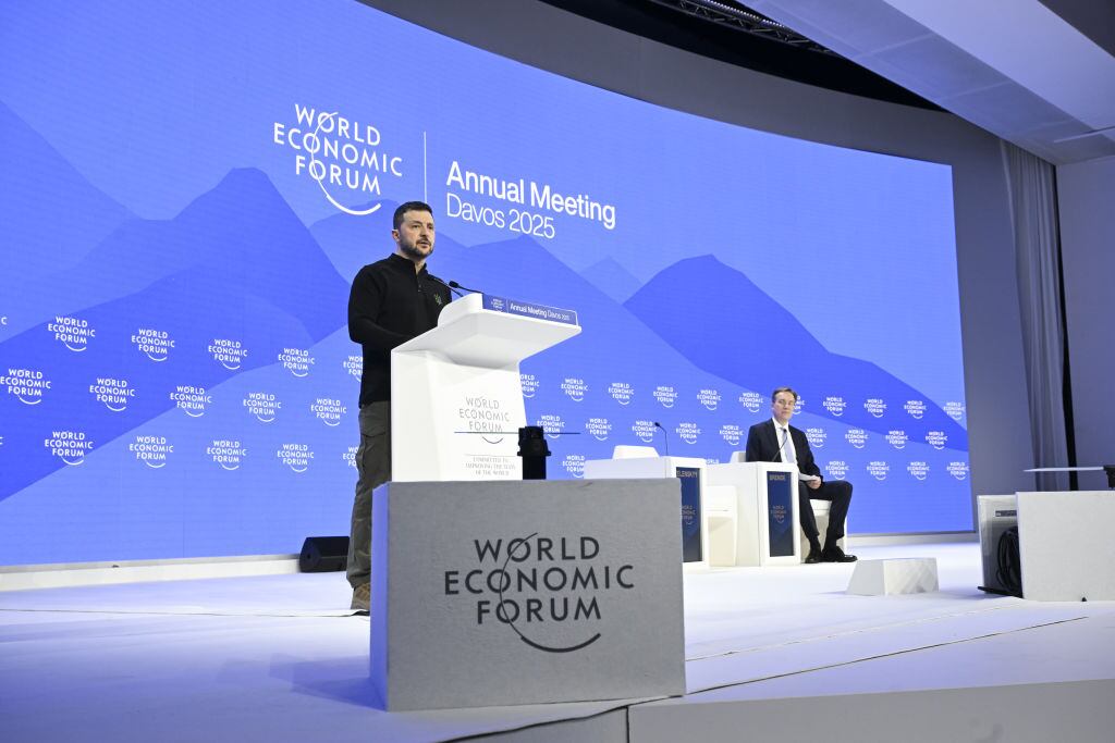 El presidente de Ucrania, Volodimir Zelenski, habla en el inicio del foro económico de Davos en Suiza