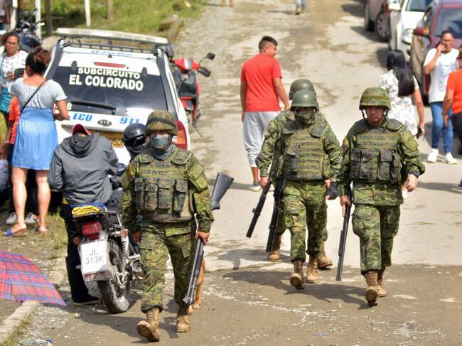 Soldados custodian accesos a la cárcel Bellavista de Santo Domingo