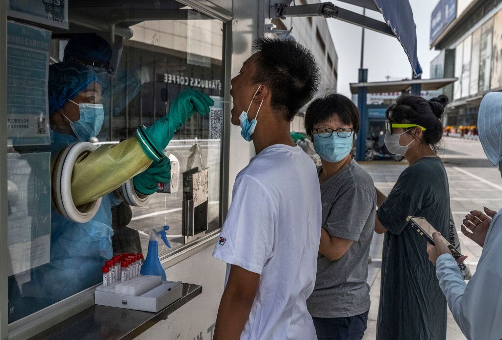 Trabajador de la salud realiza test del Covid-19 en un local de Pekín