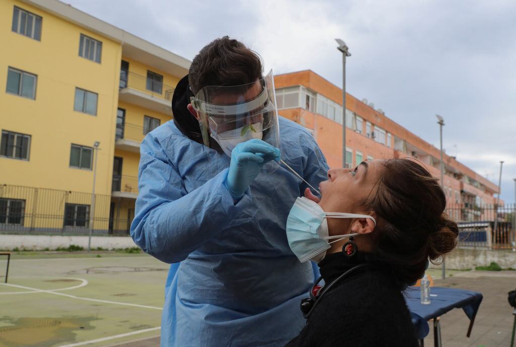 Trabajadores de la salud realizan test del Covid-19 en Nápoles