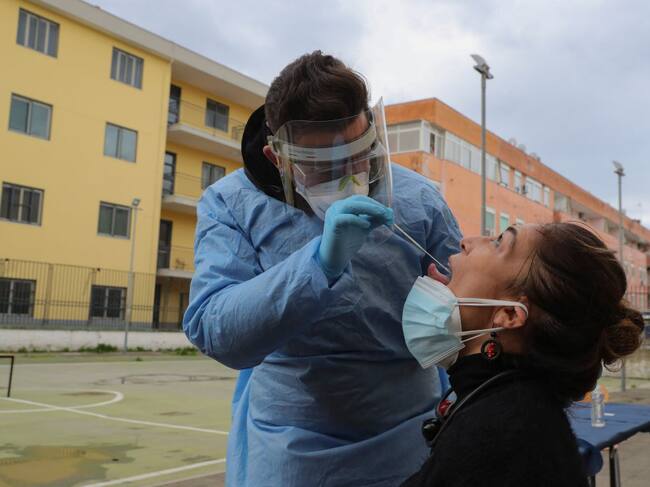 Trabajadores de la salud realizan test del Covid-19 en Nápoles