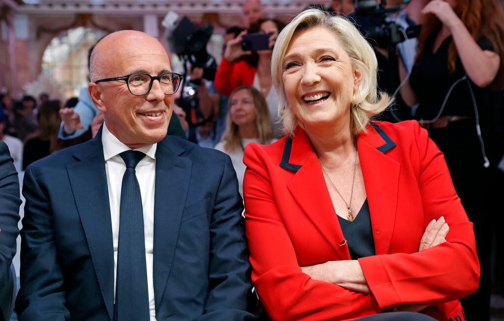 En París de Francia comparten el líder de la derecha Eric Ciotti y la máxima dirigente de la ultraderecha Marine Le Pen.