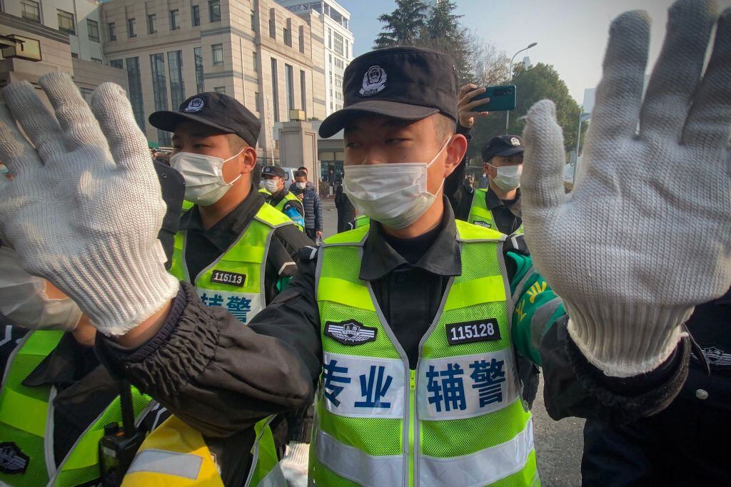 Policías chinos buscan frenar las fotografías de la prensa