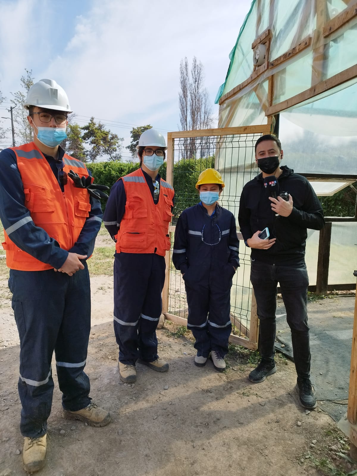 Los estudiantes a cargo del invernadero junto a Alberto Jesús López.