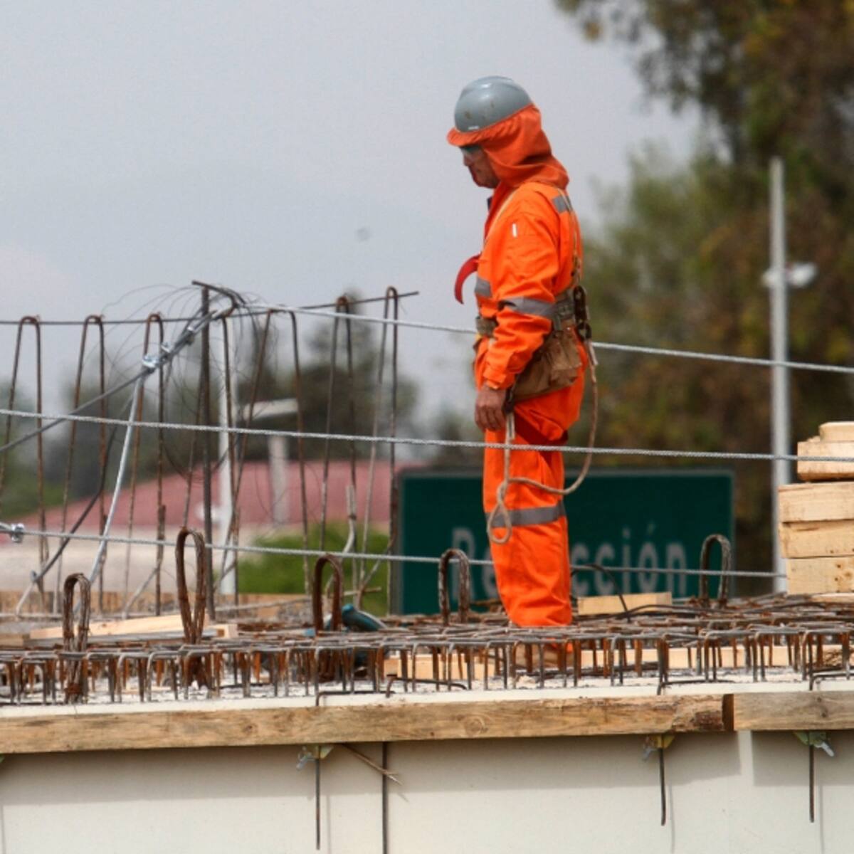 Desempleo en Chile presente leve baja y llega a 8,4% durante trimestre móvil diciembre - febrero, según el INE