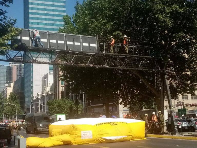 Hombre en señalética, Alameda, Santiago Centro, protesta, 1024x576 jpg ok