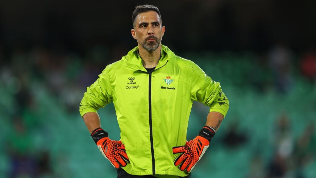 Real Betis analiza proyectar a Claudio Bravo en el staff técnico tras extender su contrato