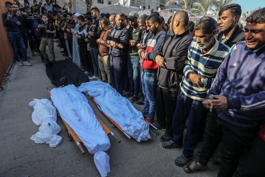 Familiares y cercanos despiden a tres personas asesinadas por los ataques aéreos de Israel sobre la Franja de Gaza en Palestina