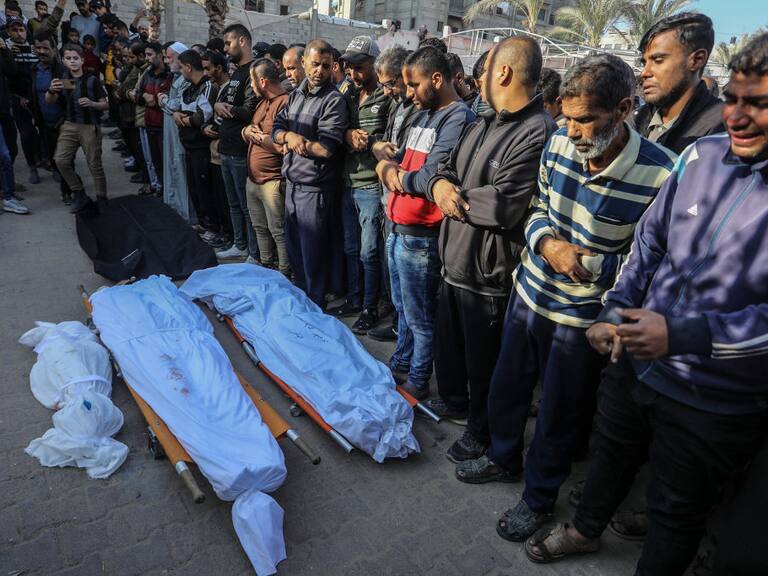 Familiares y cercanos despiden a tres personas asesinadas por los ataques aéreos de Israel sobre la Franja de Gaza en Palestina