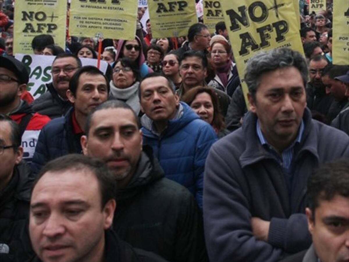 Economista de la U de Chile explicó qué pasaría si todos se cambian al Fondo E de las AFP