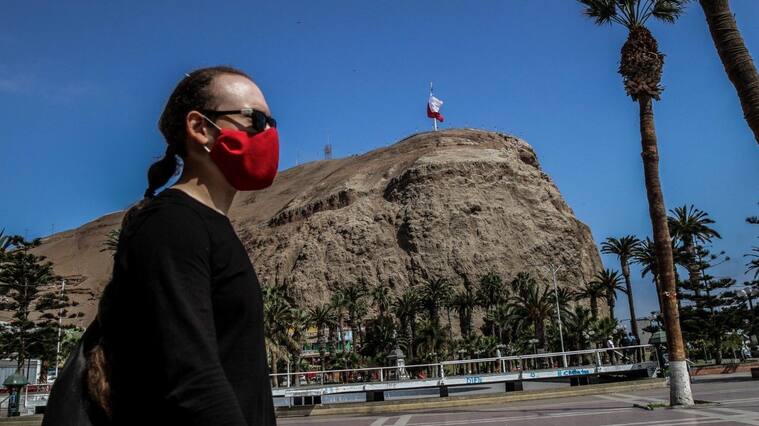 06 JULIO 2020 / ARICA Una mujer portando mascarilla transita por calle San Marcos, de fondo Morro Arica en medio de la pandemia por Coronavirus. FOTO: ALEXIS FUENTES / AGENCIAUNO