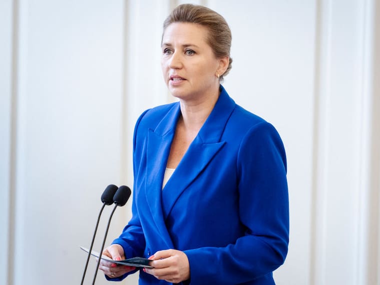La primera ministra de Dinamarca, Mette Frederiksen, habla en un evento oficial en la ciudad de Copenhague.