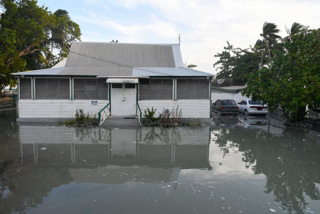 En Worthing de Barbados el agua cubre el piso, debido a las inundaciones que deja el paso del huracán Beryl por el Caribe.