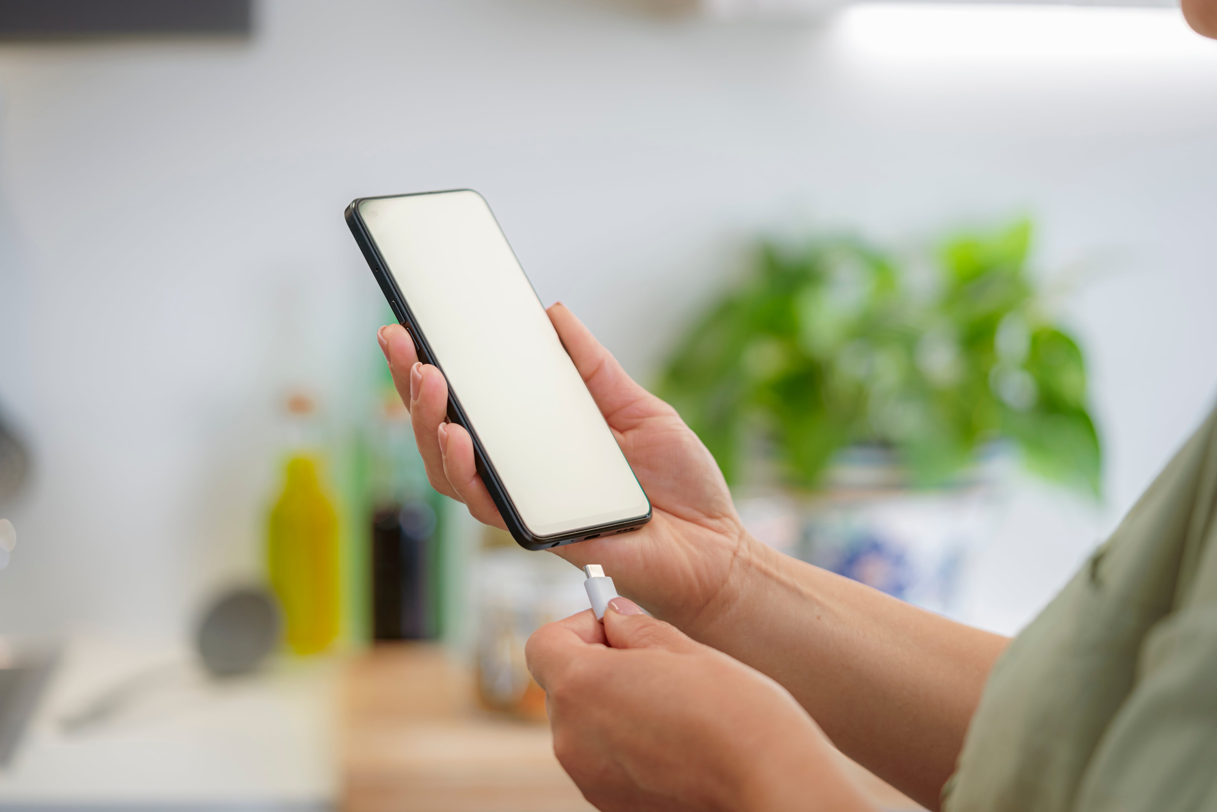 Un solo cargador para todos: Chile confirma importante cambio para celulares y computadores