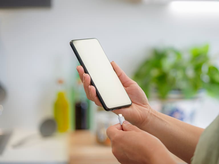 Un solo cargador para todos: Chile confirma importante cambio para celulares y computadores