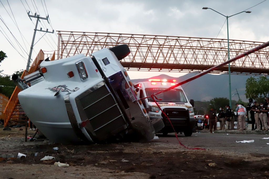 Camión que transportaba migrantes se volcó y deja tragedia al sur de México