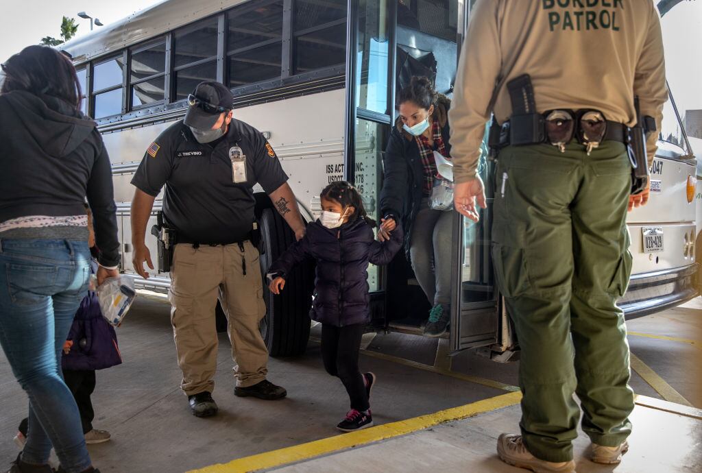 Migrantes son transportados por agentes fronterizos en EEUU