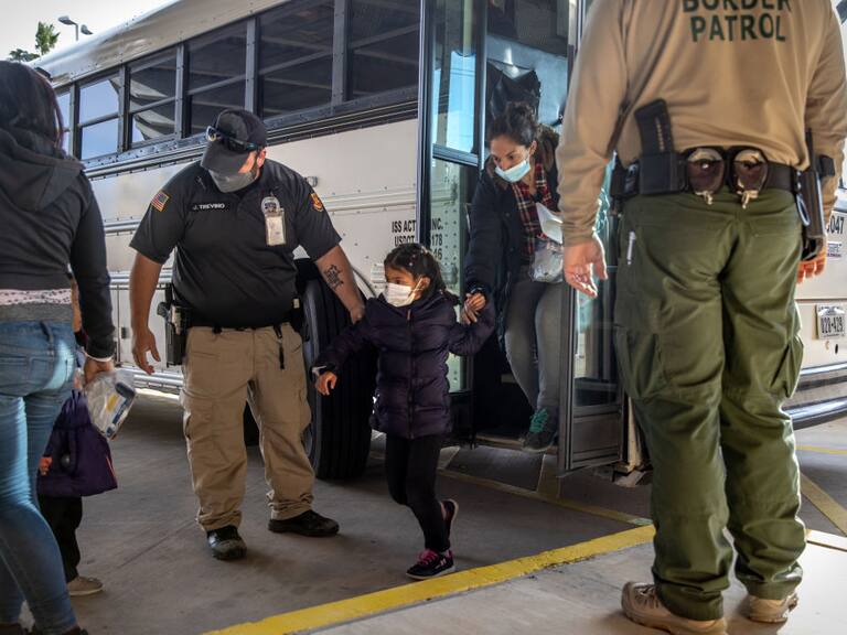Migrantes son transportados por agentes fronterizos en EEUU