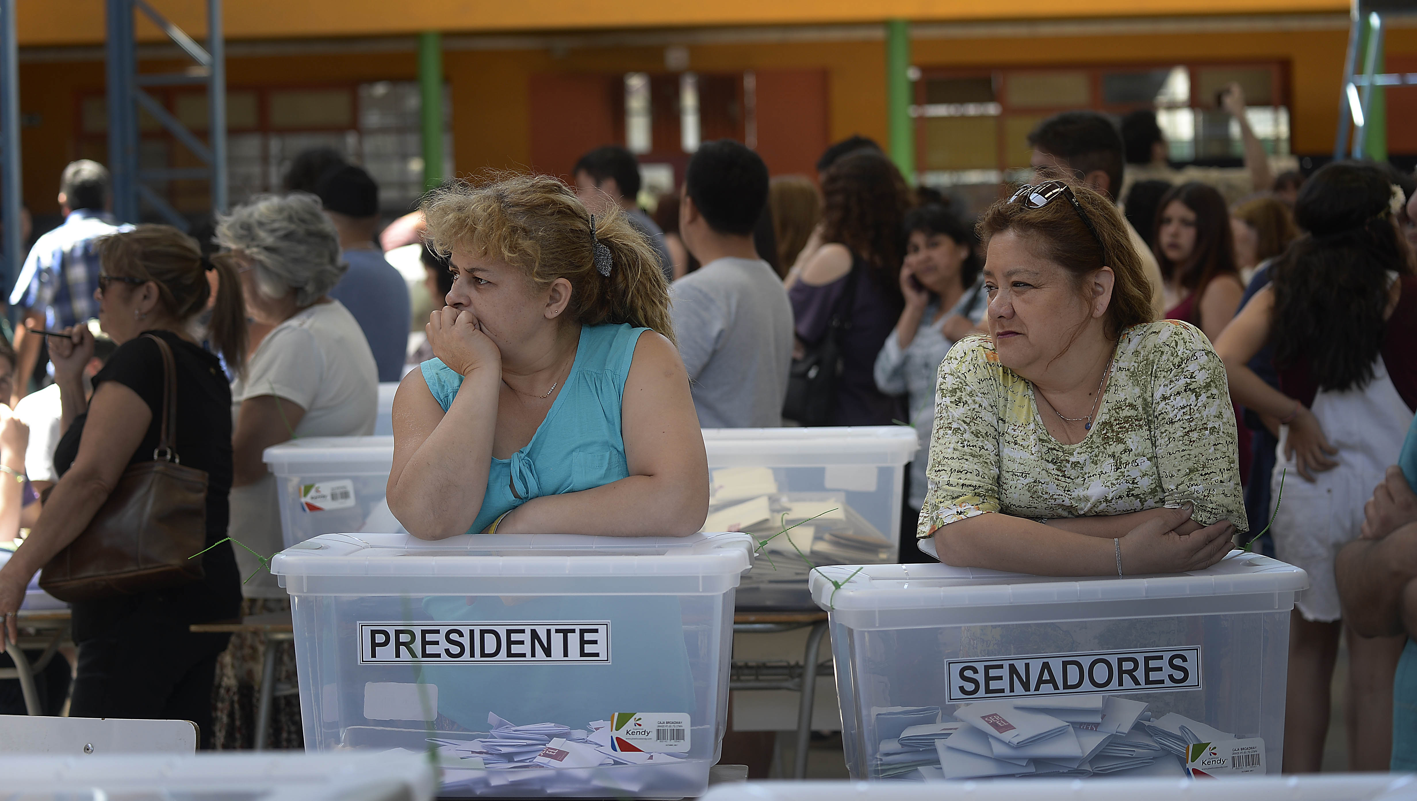 19 Noviembre 2017 / VALPARAISODos mujeres esperan arriba de unas urnas de presidente y Senadores ,durante las elecciones presidenciales, parlamentarias , consejero regionales 2017
FOTO: PABLO OVALLE ISASMENDI/AGENCIAUNO