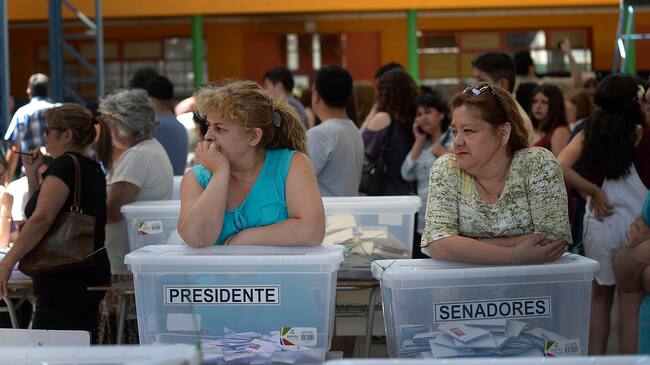 19 Noviembre 2017 / VALPARAISODos mujeres esperan arriba de unas urnas de presidente y Senadores ,durante las elecciones presidenciales, parlamentarias , consejero regionales 2017
FOTO: PABLO OVALLE ISASMENDI/AGENCIAUNO