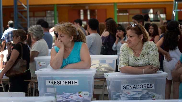 19 Noviembre 2017 / VALPARAISODos mujeres esperan arriba de unas urnas de presidente y Senadores ,durante las elecciones presidenciales, parlamentarias , consejero regionales 2017
FOTO: PABLO OVALLE ISASMENDI/AGENCIAUNO
