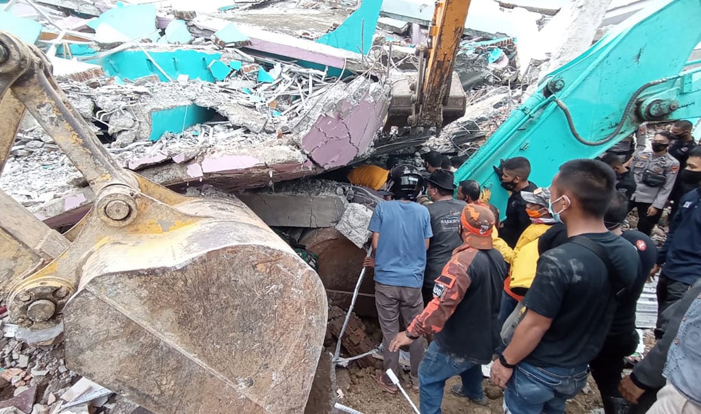 Rescatistas buscan sobrevivientes en un edificio colapsado en la ciudad de Mamuju