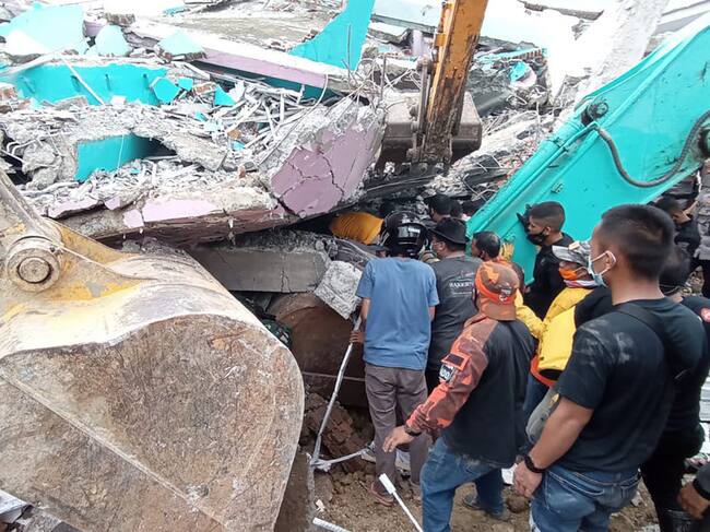 Rescatistas buscan sobrevivientes en un edificio colapsado en la ciudad de Mamuju