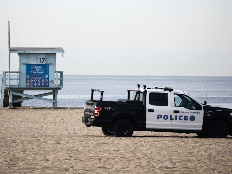 Jugaban en la playa: niña de 5 años muere tras caer en un agujero hecho por ella y su hermano en Miami